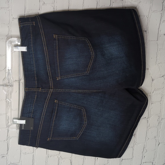 NWT Lane Bryant dark wash denim shorts - Picture 2 of 4